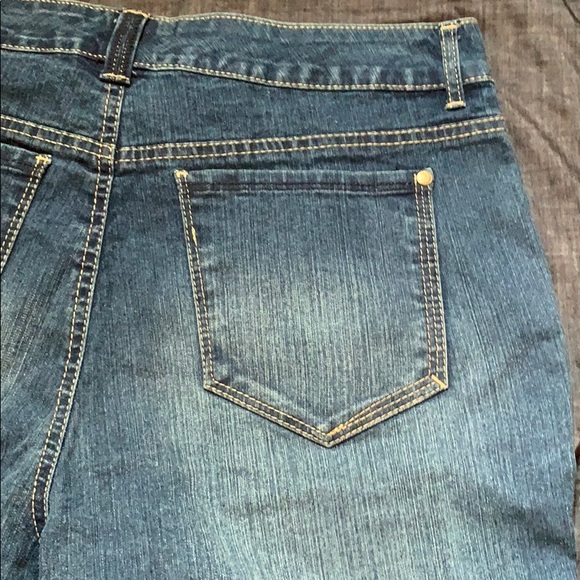 Bermuda shorts - Picture 9 of 10